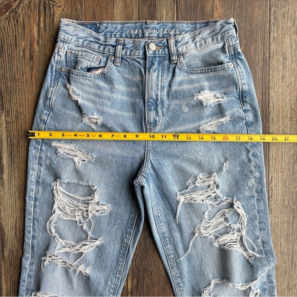 American Eagle Heavily Distressed Mom Jean Womens 4 Long Light Wash Blue Denim - Picture 7 of 12